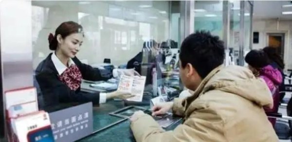 配资公司股票分享 一张破损的50元，让小商户跑断腿，银行拒收人民币真有理？
